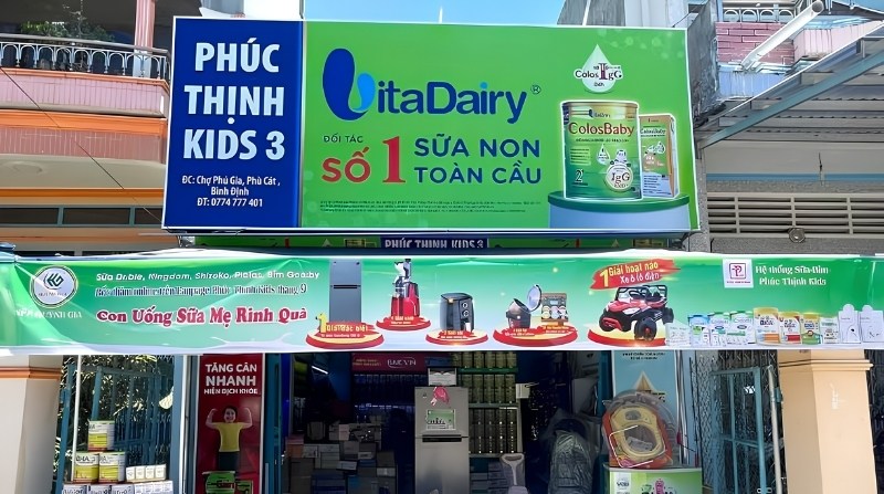 Bảng hiệu cửa h&agrave;ng sữa in chất liệu bạt 3M