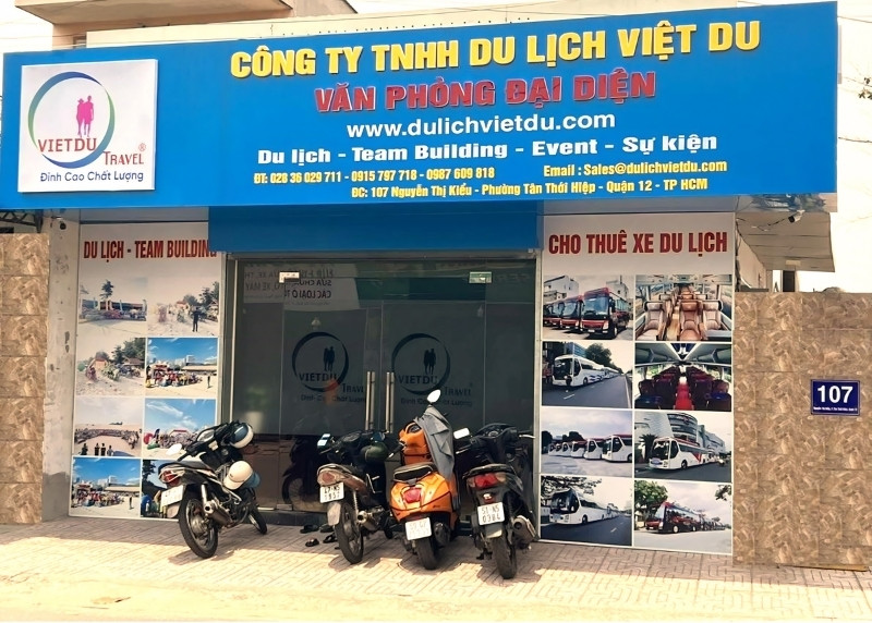 Bảng hiệu dịch vụ du lịch mặt dựng Alu kết hợp chữ n&ocirc;i Mica