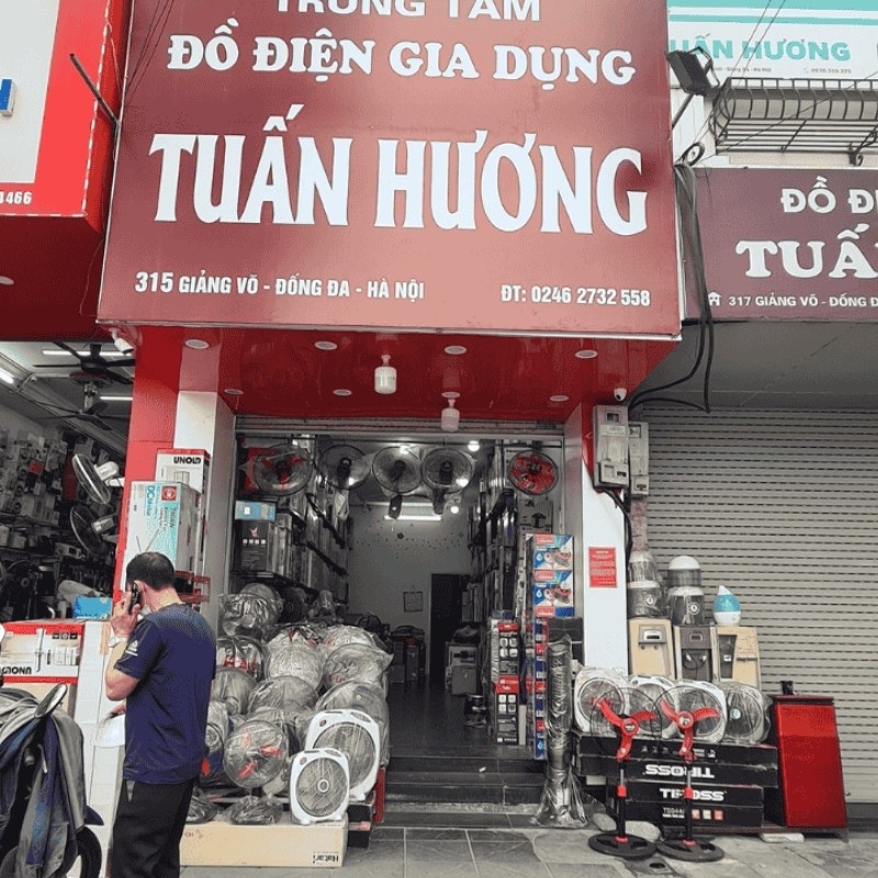 Bảng hiệu cửa h&agrave;ng đồ gia dụng nền t&ocirc;n d&aacute;n decal