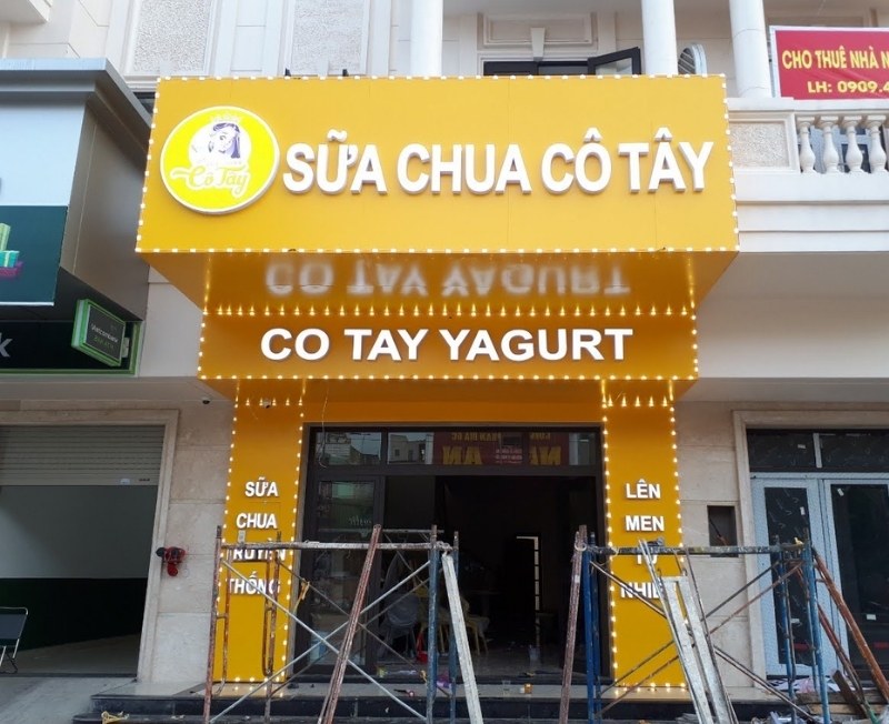 Mẫu bảng hiệu nền v&agrave;ng cho tiệm sữa chua c&ocirc; t&acirc;y