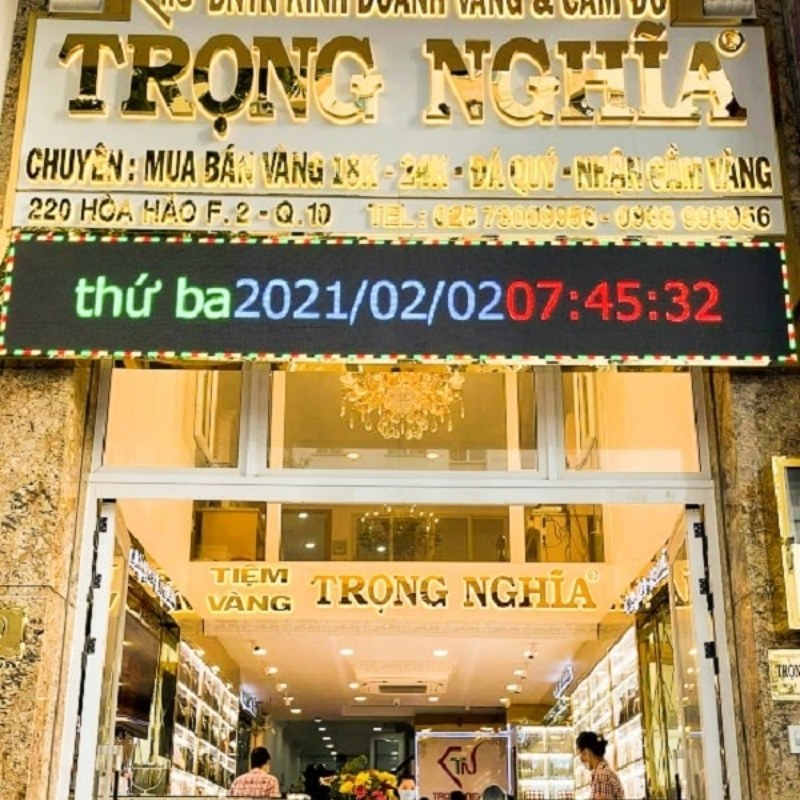 Mẫu bảng hiệu nền v&agrave;ng cho tiệm v&agrave;ng