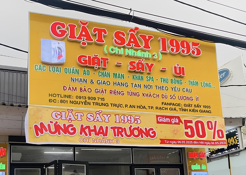 Bảng hiệu m&agrave;u v&agrave;ng mặt dựng alu kết hợp chữ nổi mica