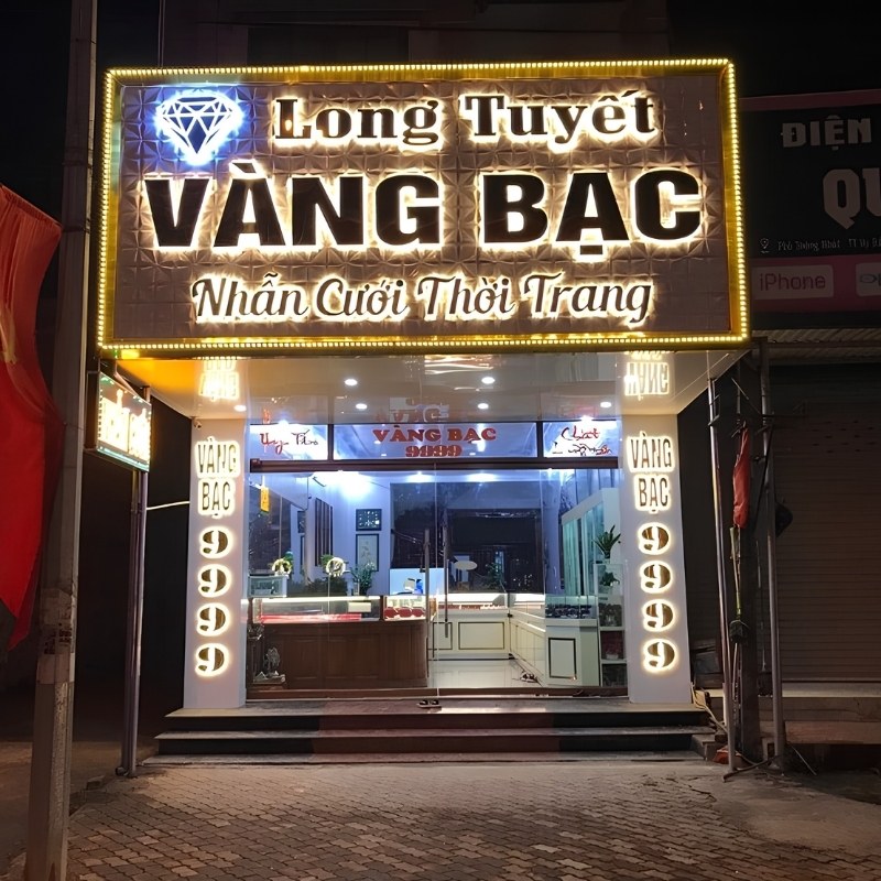 Bảng hiệu m&agrave;u v&agrave;ng kết hợp chữ nổi inox v&agrave;ng gương