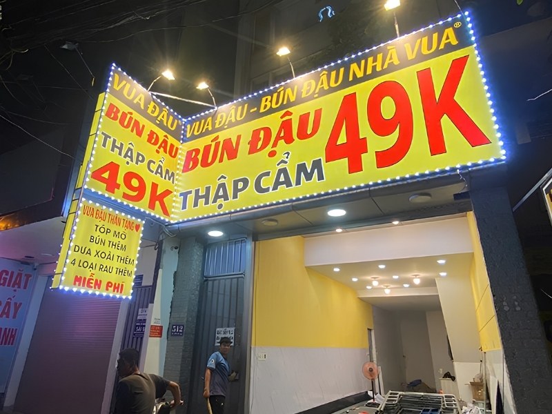 Bảng hiệu nền v&agrave;ng in bạt hiflex xuy&ecirc;n s&aacute;ng