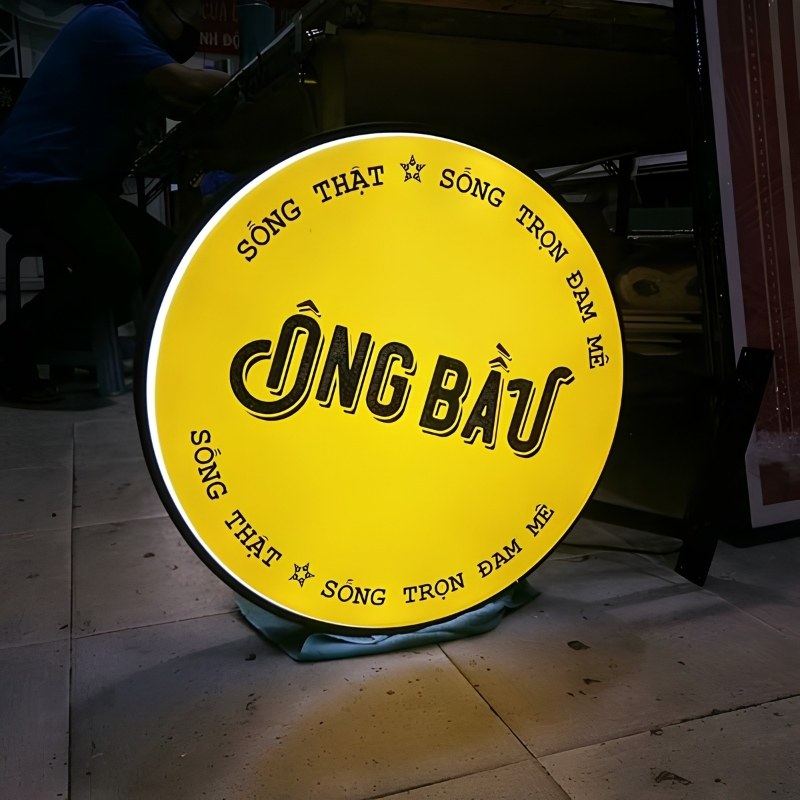 Biển vẫy mica h&uacute;t nổi m&agrave;u v&agrave;ng