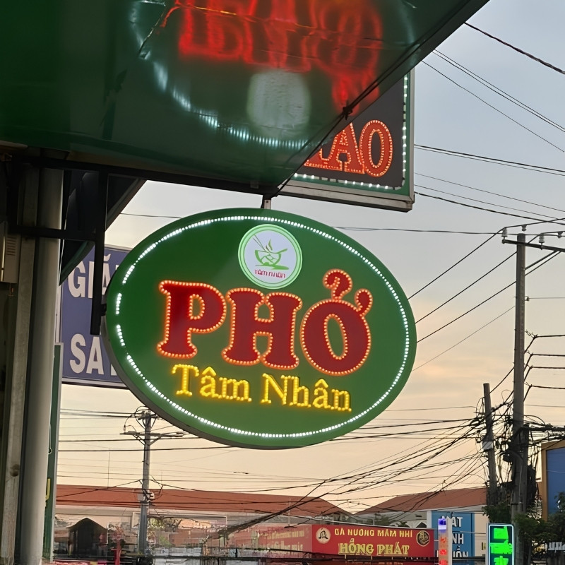 Biển vẫy qu&aacute;n phở