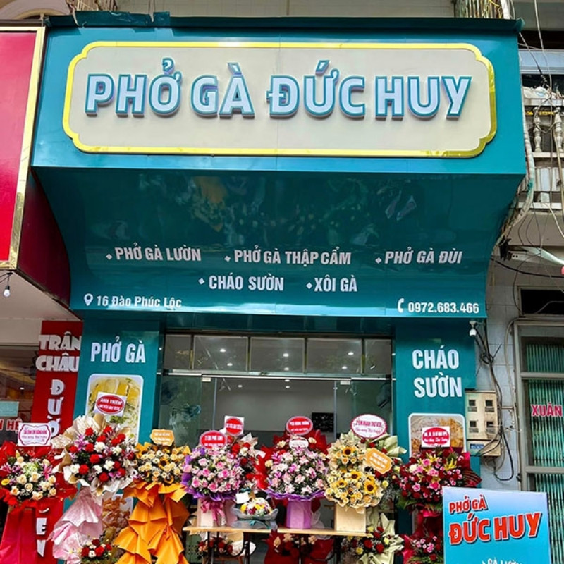 Bảng hiệu phở hiện đại