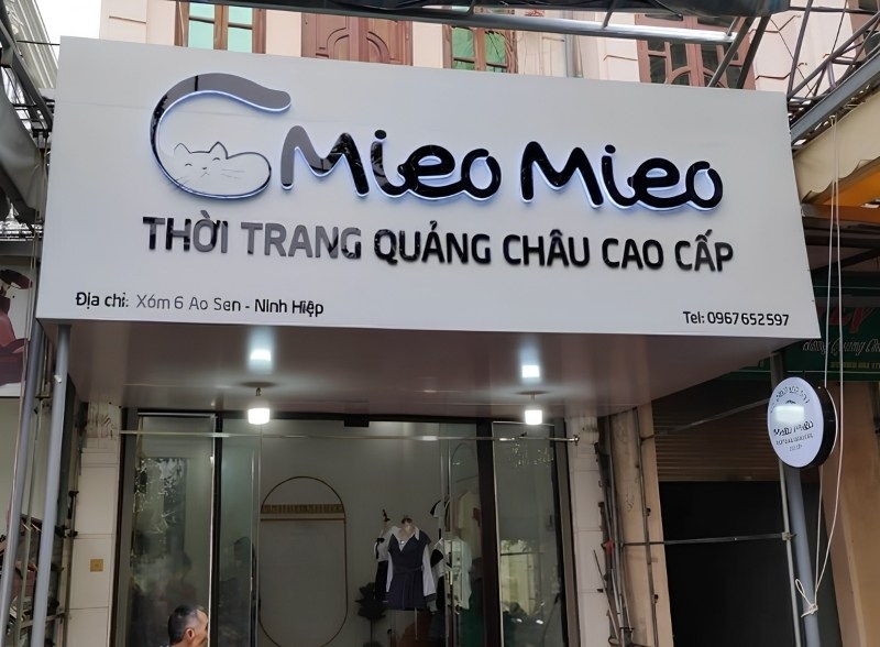 Bảng shop thời trang mặt dựng alu kết hợp chữ nổi mica