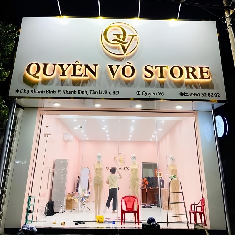 Bảng hiệu shop quần &aacute;o chữ nổi inox v&agrave;ng gương s&aacute;ng ch&acirc;n