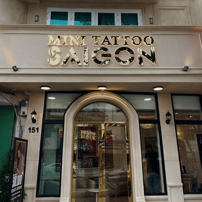 Mẫu bảng hiệu tattoo chữ nổi inox v&agrave;ng gương