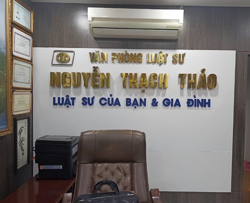 Bảng hiệu văn ph&ograve;ng luật sư chữ nổi inox v&agrave;ng gương