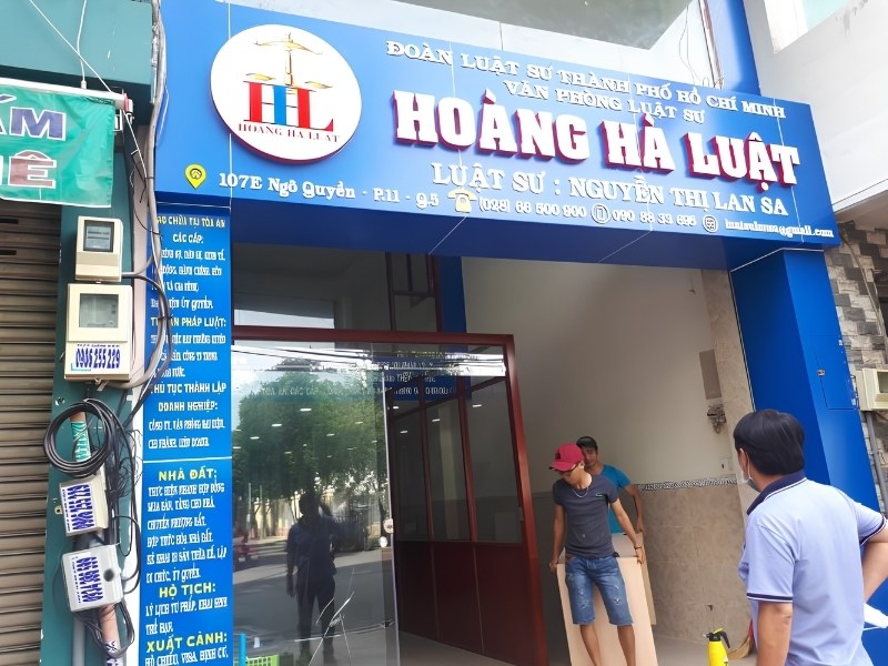 Bảng hiệu văn ph&ograve;ng luật sư mặt dựng alu kết hợp chữ nổi mica