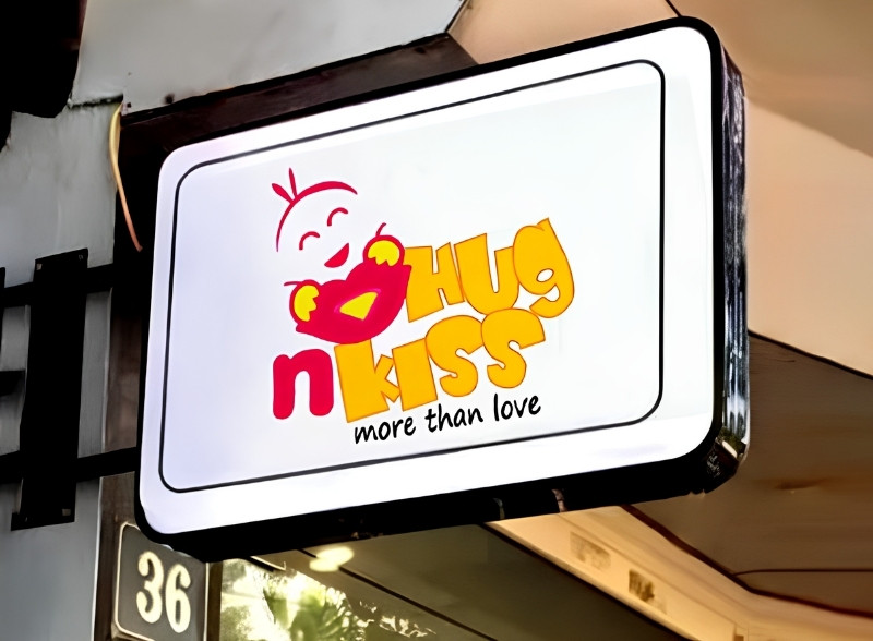 Đơn vị thi c&ocirc;ng biển vẫy shop quần &aacute;o tại TPHCM