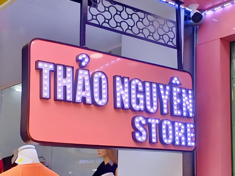 Thiết kế biển vẫy shop quần &aacute;o theo y&ecirc;u cầu v&agrave; thi c&ocirc;ng trọng g&oacute;i
