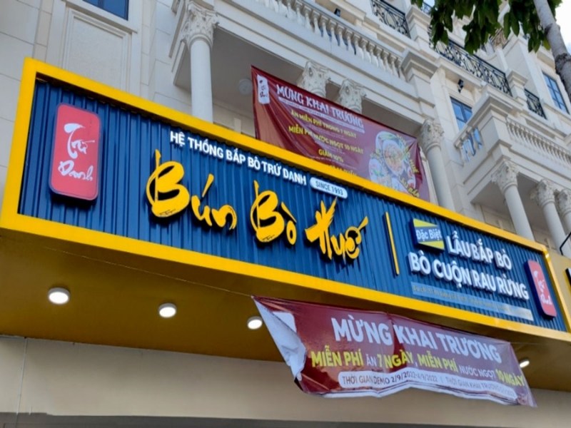 Mẫu bảng hiệu chữ nổi mica nền tôn sóng tiệm bún bò huế