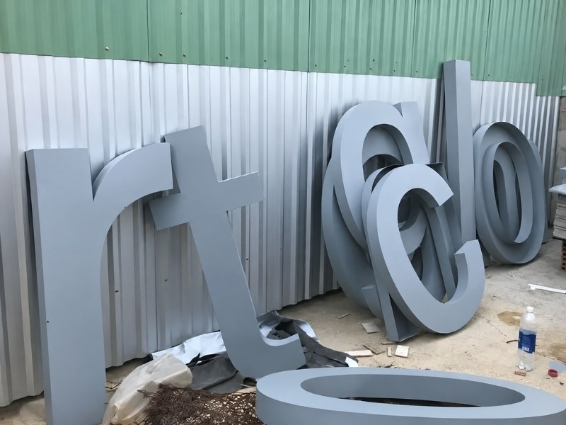Thi công bảng hiệu chữ nổi tôn