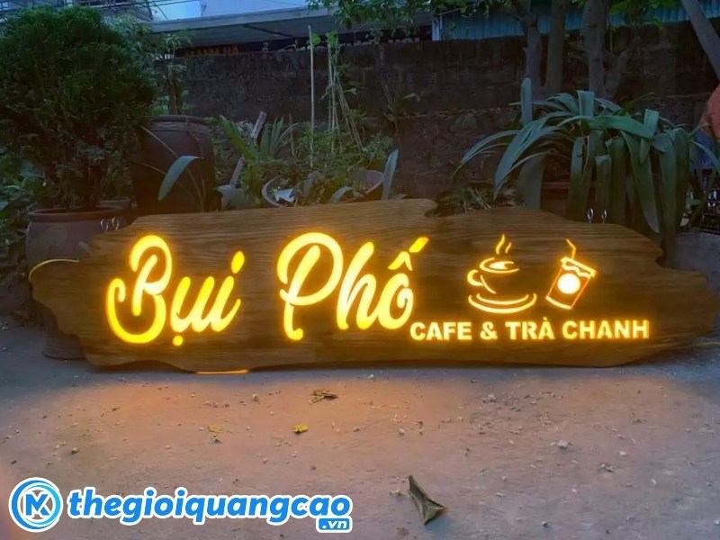 Thi c&ocirc;ng bảng hiệu gỗ gắn LED