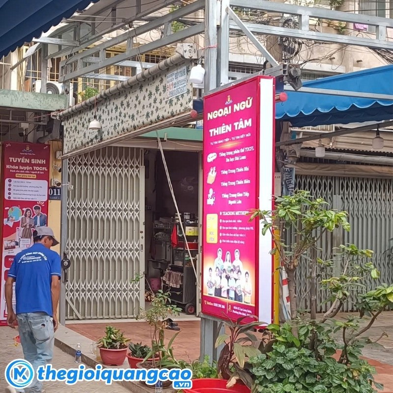  Thi c&ocirc;ng bảng hiệu hộp đ&egrave;n trung t&acirc;m ngoại ngữ thi&ecirc;n t&acirc;m 
