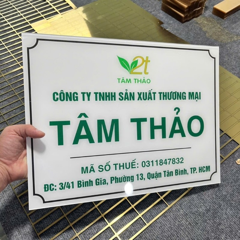 Làm bảng hiệu công ty mica dán decal