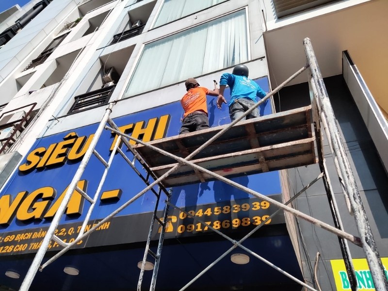 Sửa bảng hiệu quảng c&aacute;o tại nh&agrave;