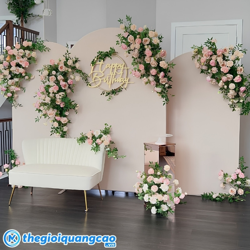 In backdrop kết hợp hoa tươi
