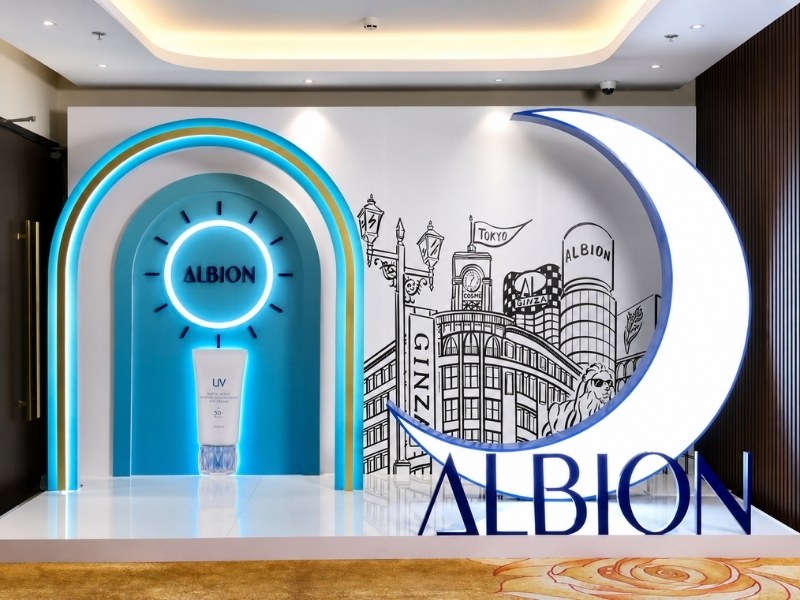 Backdrop 3D quảng b&aacute; sản phẩm kết hợp đ&egrave;n LED l&agrave;m nổi bật