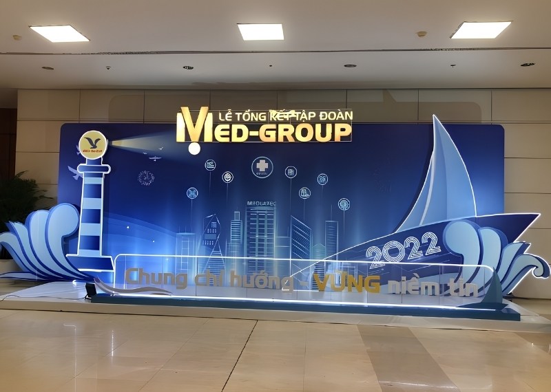 Backdrop check in sự kiện lễ tổng kết in pp bồi formex