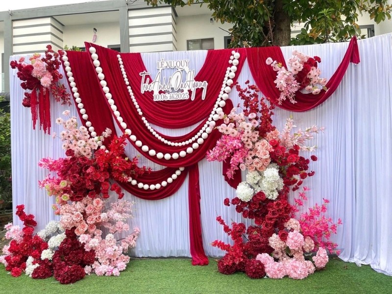 Backdrop check in đ&aacute;m cưới vải lụa kết hợp hoa tươi