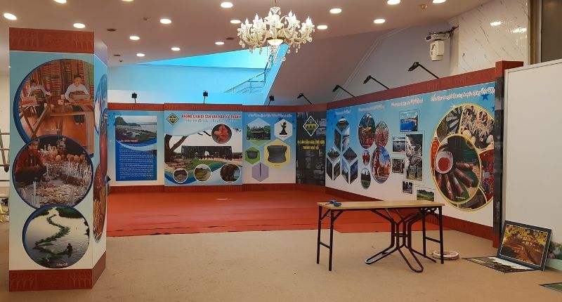 Backdrop gian h&agrave;ng triển l&atilde;m in vải canvas