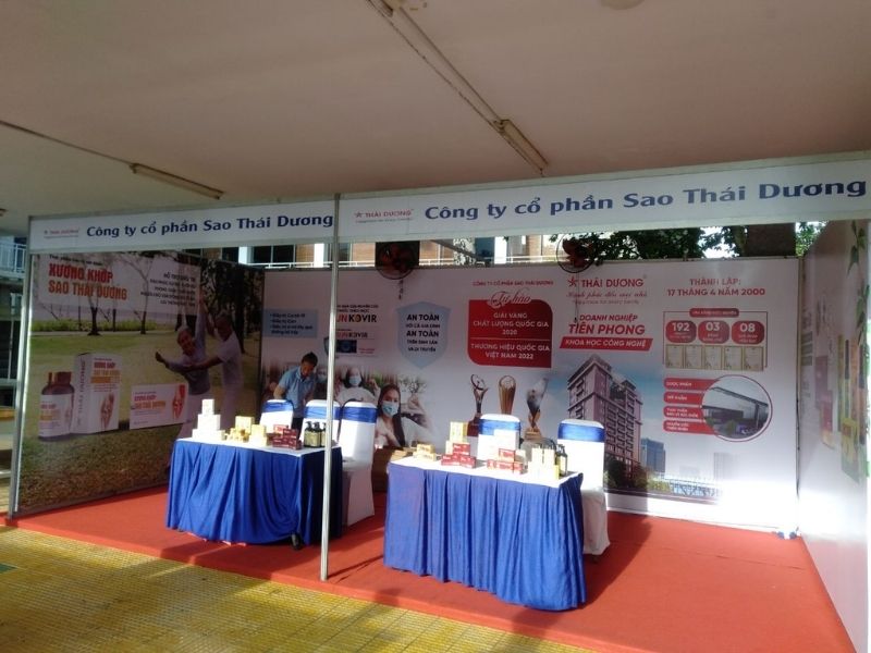 Mẫu backdrop gian h&agrave;ng hội chợ ngo&agrave;i trời