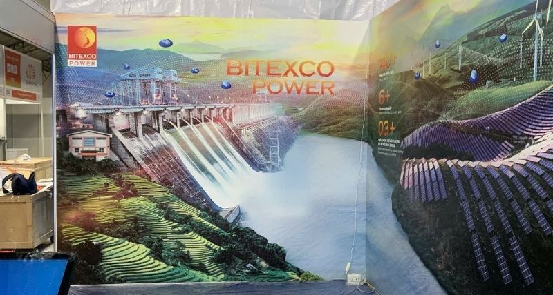 Backdrop gian h&agrave;ng triển l&atilde;m in bằng chất liệu bạt hiflex