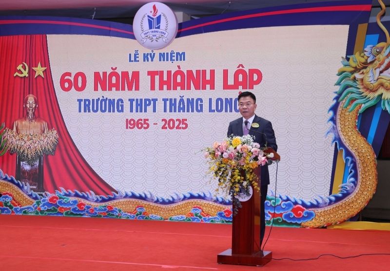 Mẫu backdrop kỷ niệm th&agrave;nh lập trường THPT Thăng Long