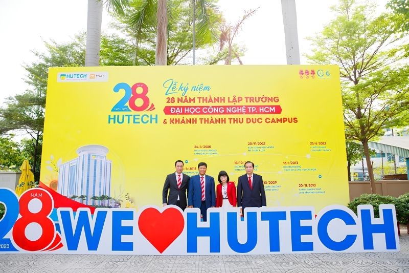 Mẫu backdrop lễ kỷ niệm th&agrave;nh lập trường Đại học C&ocirc;ng Nghệ TPHCM