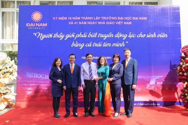 Mẫu backdrop kỷ niệm th&agrave;nh lập trường đại học Đại Nam