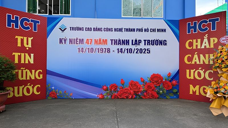 Mẫu backdrop kỷ niệm th&agrave;nh lập trường cao đẳng c&ocirc;ng nghệ th&agrave;nh phố Hồ Ch&iacute; Minh