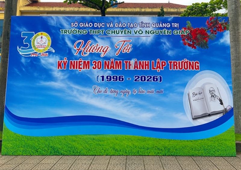 Mẫu backdrop kỷ niệm 30 năm th&agrave;nh lập trường