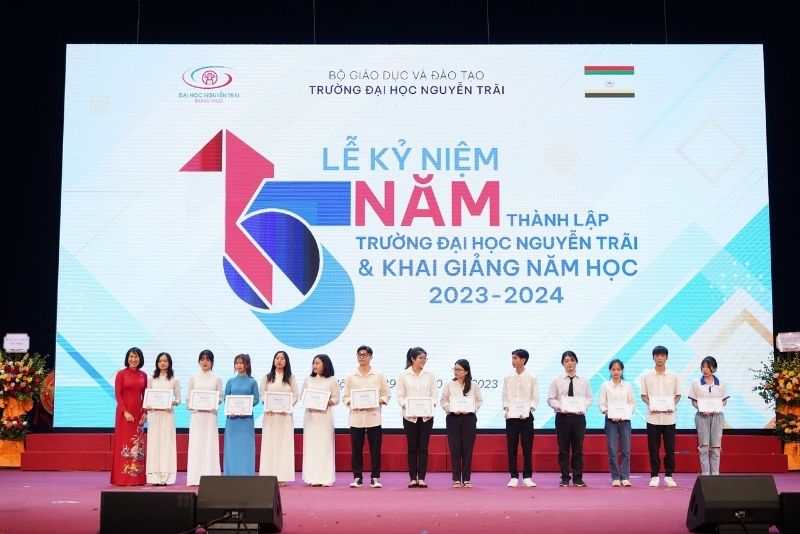 Chất liệu v&agrave; k&iacute;ch thước chuẩn in backdrop