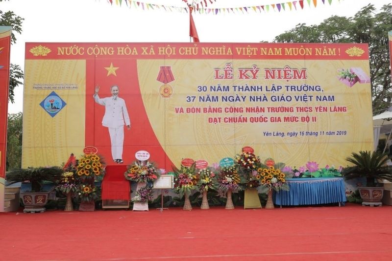 Bảng gi&aacute; tham khảo thi c&ocirc;ng backdrop kỷ niệm th&agrave;nh lập trường