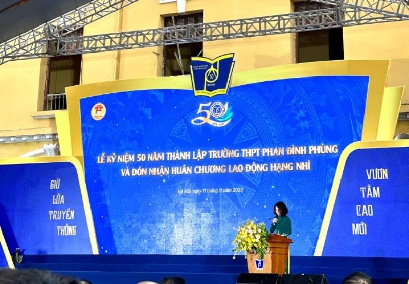 C&aacute;c yếu tố nội dung n&ecirc;n c&oacute; tr&ecirc;n backdrop lễ kỷ niệm th&agrave;nh lập trường
