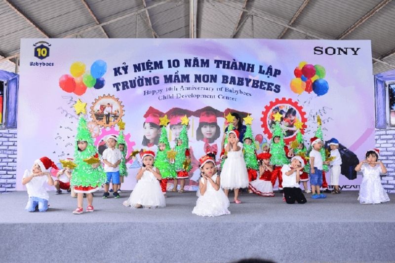 Mẫu backdrop lễ kỷ niệm th&agrave;nh lập trường mầm non Babybees