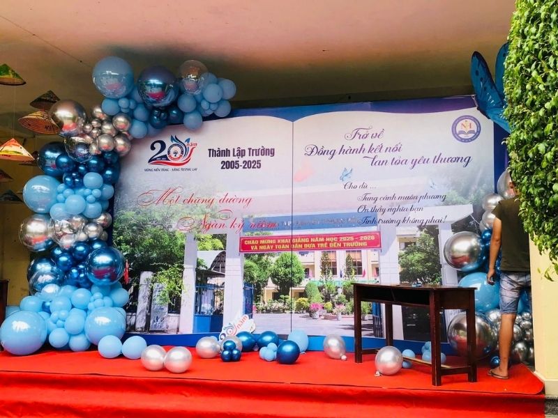 Mẫu backdrop lễ kỷ niệm th&agrave;nh lập trường THPT đẹp, chuy&ecirc;n nghiệp