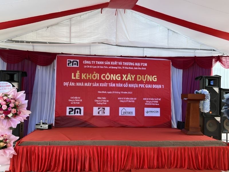 Mẫu backdrop lễ khởi c&ocirc;ng x&acirc;y dựng nh&agrave; m&aacute;y sản xuất tấm v&aacute;n gỗ nhựa PVC