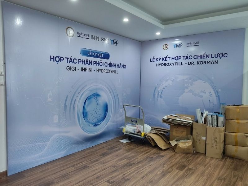 Mẫu backdrop lễ k&yacute; kết hợp t&aacute;c ph&acirc;n phối ch&iacute;nh h&atilde;ng