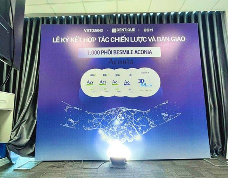 Thiết kế backdrop lễ k&yacute; kết theo y&ecirc;u cầu