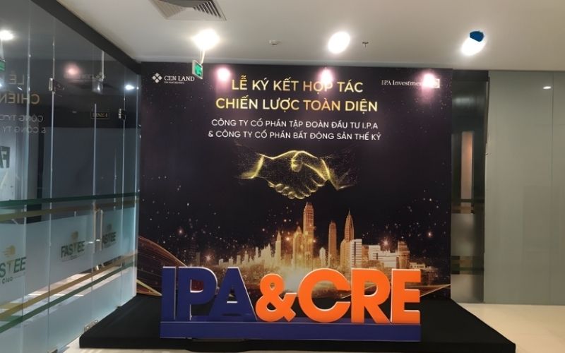 Mẫu backdrop lễ k&yacute; kết hợp t&aacute;c chiến lược to&agrave;n diện in pp bồi formex