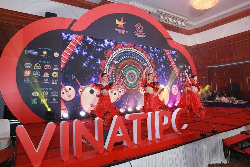 Mẫu backdrop s&acirc;n khấu sự kiện t&agrave;i trợ