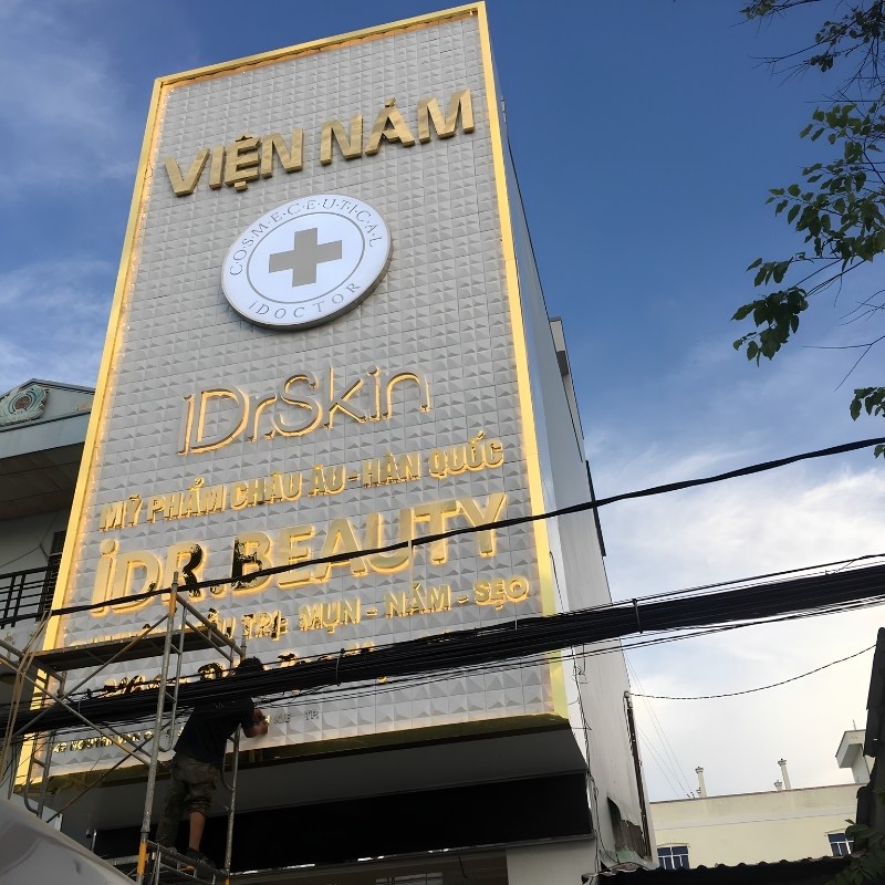 Mẫu bảng hiệu 3D chữ nổi kim loại inox v&agrave;ng gương
