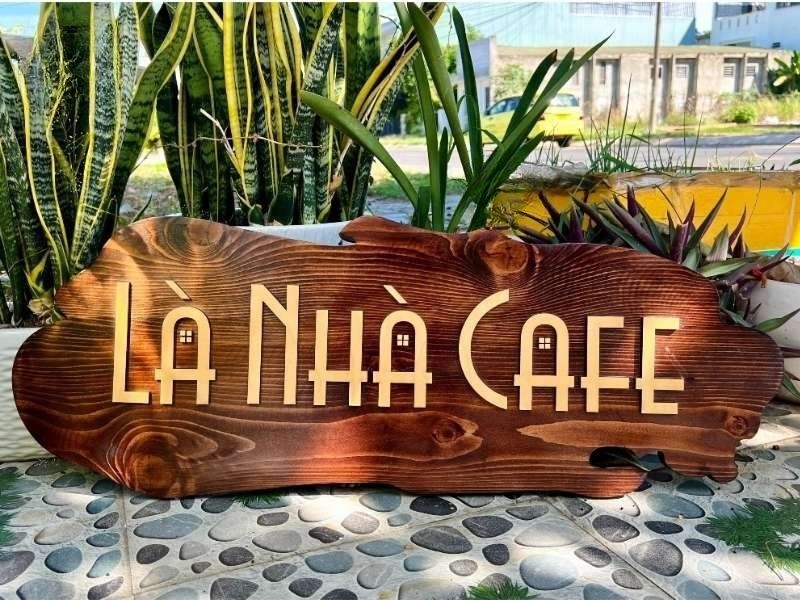 Bảng hiệu cafe l&agrave;m bằng chất liệu gỗ