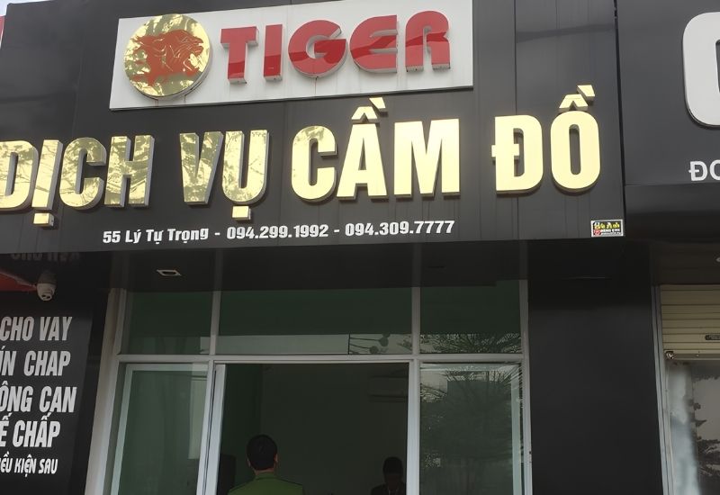 Bảng hiệu tiệm cầm đồ mặt dựng ốp alu kết hợp chữ nổi inox