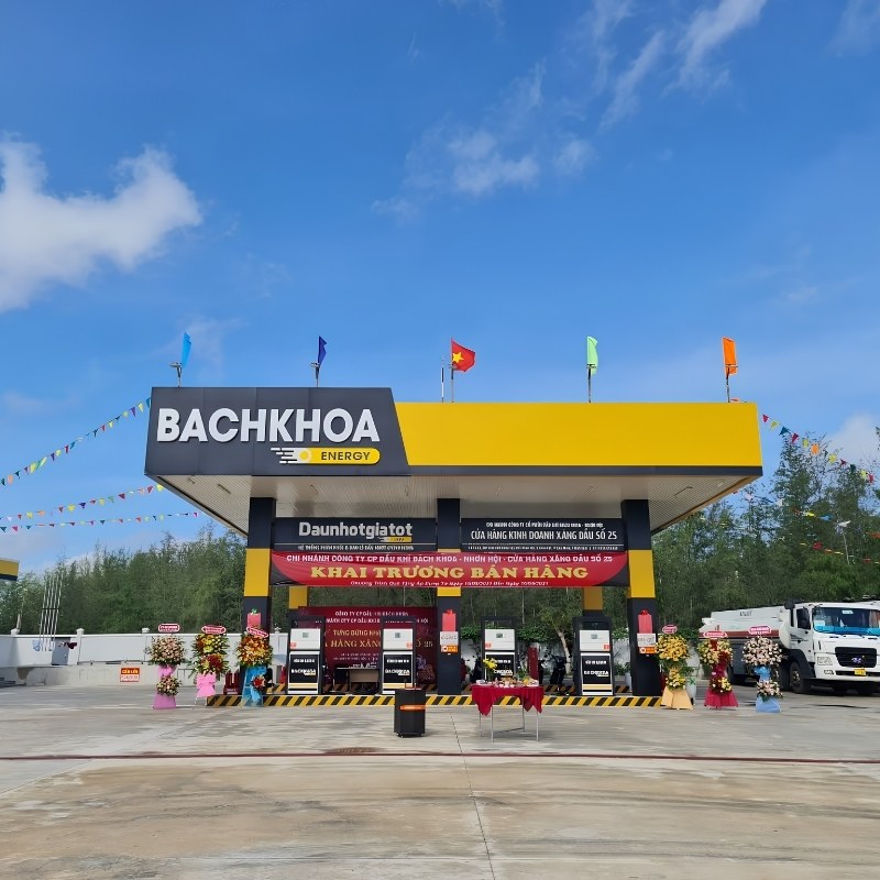 Mẫu bảng hiệu c&acirc;y xăng dầu BachKhoa